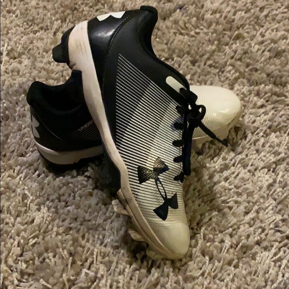 Softball shoes